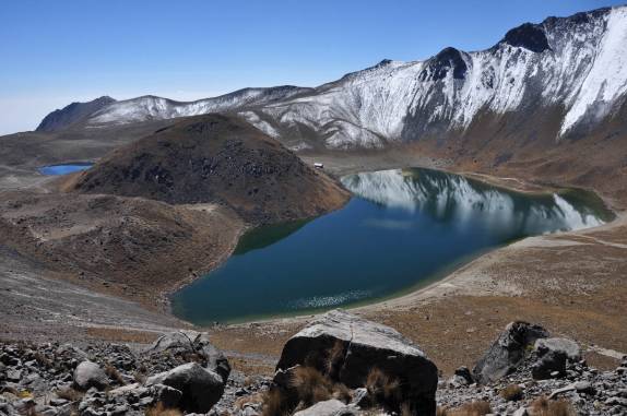 Nessa foto aparecem os dois lagos do interior da cratera do Nevado de Toluca, na região central do México